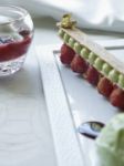 Restaurant l'Abeille Paris  8 e : un  superbe dessert à la framboise