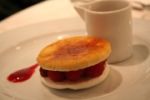 Restaurant Caffé Burlot 75088 Paris - La crème cuite caramélisée, framboises 