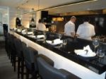 Restaurant Le Coq Rico à Paris 18 e - la rôtisserie ouverte sur la salle