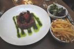 Restaurant Honoré à Paris : le steak tartare avec frites et salade