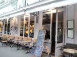 La Terrasse du restaurant le Petit Trianon 75018 Paris - Métro Anvers