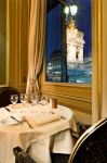 Restaurant du Café de la Paix à Paris 9e - vue sur une table de l'élégante salle à manger 