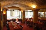 Photo du restaurant a Casaluna à Paris 1er - la jolie salle à manger avec une voute en pierre de ce resto Corse 