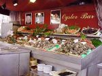Photo du restaurant Le Bar à Huitres Bastille à Paris 3e - une vue sur le grand banc de fruits  de mer 