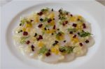 Le carpaccio de Saint Jacques, plat éminent de ce restaurant parisien chic et réputé