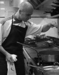 Photo Restaurant Paris le Cafe lumiere - L'habile cuisinier Sébastien Grison aux fourneaux 