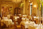 La salle à manger du restaurant le Cinq a Paris 8e 