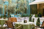 Photo du restaurant le First, à l'hôtel Westin Paris 1er  - l'adorable terrasse installé dans le patio de l'hotel 