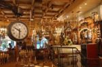 Restaurant la Taverne à Paris 9e - une brasserie avec une décor originale de montres, horloges et enseignes 