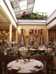 Photo du restaurant Lasserre à Paris 8e - l'un des plus grads restaurants de la capitale, deux étoiles au Michelin 