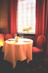 Photo restaurant Paris Le Meating 75017 - l'élégante salle à manger avec des tables bien dressées 