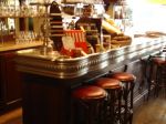 Restaurant les papilles à Paris 5e  - le bar convial et rétro de ce bon bistro 