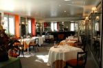 Photo du Restaurant 144 Petrossian à Paris 7e - l'élégante salle à manger  