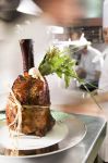 Photo restaurant Paris Michel Rostang - un jarret de veau rôti, l'une des spécialités de Michel Rostang 