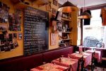 Photo restaurant Paris La Tete de Goinfre  - la belle salle au cadre de bistro rétro et l'ardoise avec les spécialités maison   
