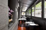 Restaurant aux trois nagas à Paris 16e - la terrasse couverte avec vue sur la Tour Eiffel