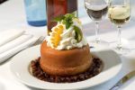Restaurant Vin et Marée Maine à Paris 14e - le fameux et énorme baba au rhum de la maison 