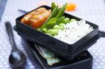 Surgelés picard Bento au saumon, riz vinaigré et légumes croquants 