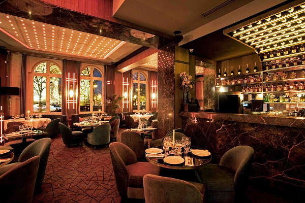 Le coin bibliothèque du restaurant Victoria 1836 à Paris 16eme