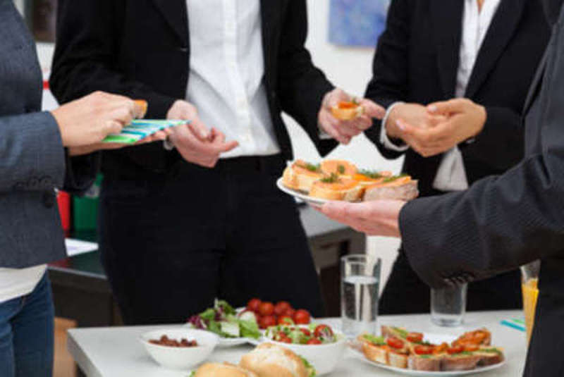 repas de société ou d’entreprise en groupe