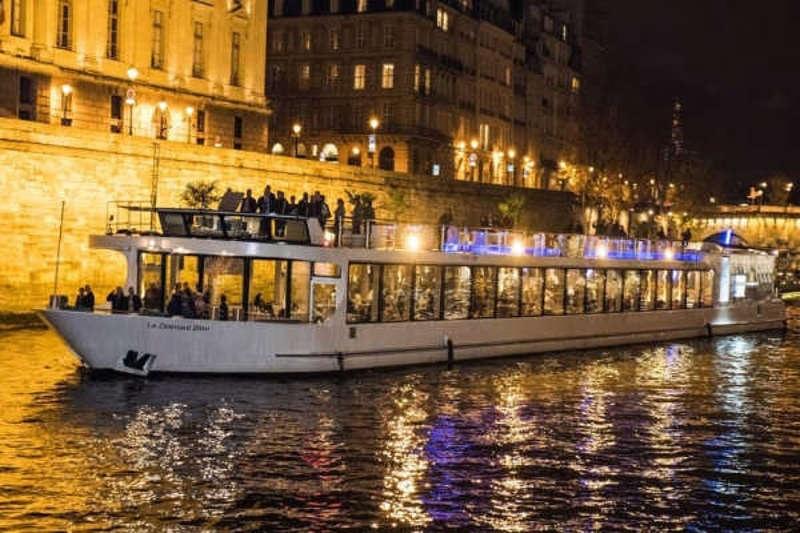 Dîner croisière sur la Seine à bord du Diamant Bleu à Paris
