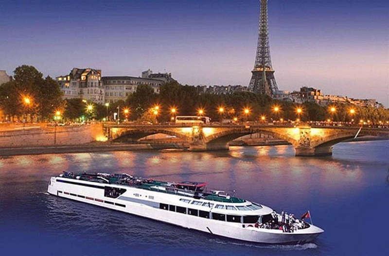 Dîner croisière romantique à bord du VIP Paris Yacht Hôtel