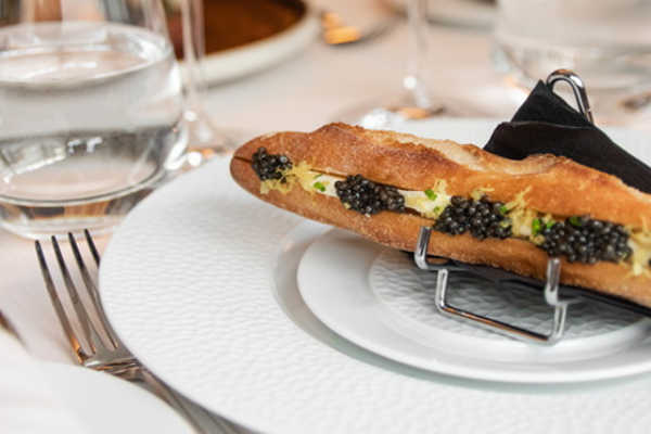 Restaurant Café Prunier à Paris bagette caviar