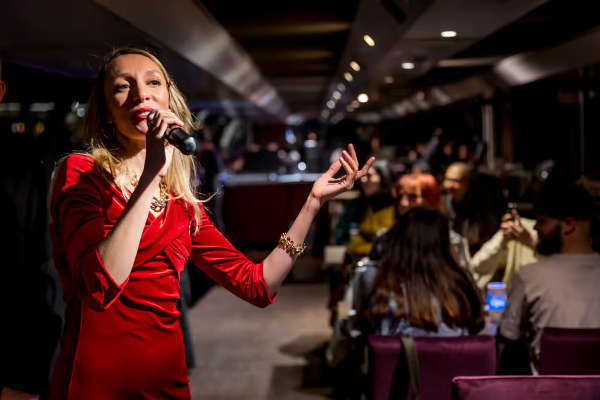 paris seine reveillon chanteur