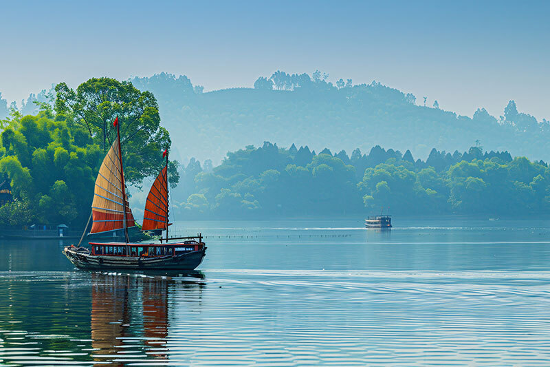 Jonque traditionnelle naviguant sur le lac Hongze, à Huai'an