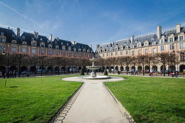 marais place vosges paris
