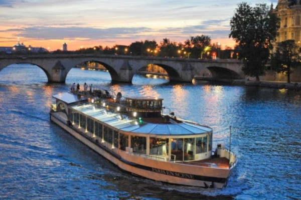 Dîner de Noël à bord du Paris en scene