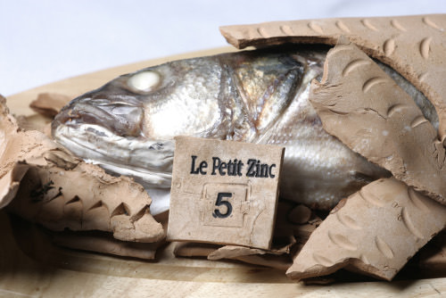 Le Petit Zinc restaurant rue Saint Benoit, le bar encroûte d'argile
