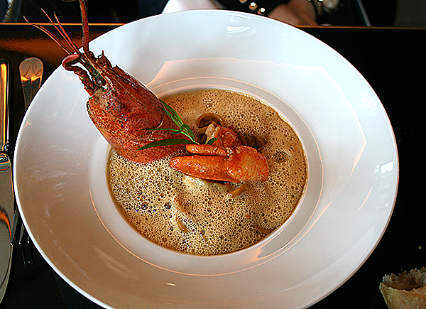 Linguine au homard avec une sauce légèrement crémeuse à l'estragon