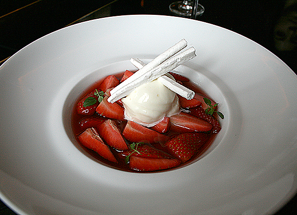 Nage de fraises au basilic et glace au fromage blanc