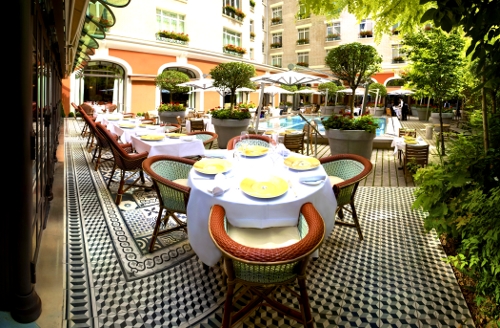 Formule bento à la terrasse du Royal Monceau