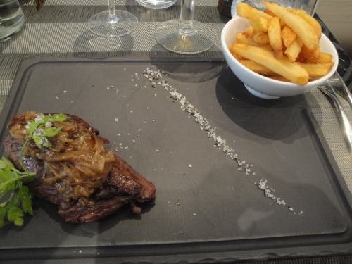 Restaurant Touch'In Paris : la pièce de boeuf black Angus, servie avec une poêlée d'échalotes 