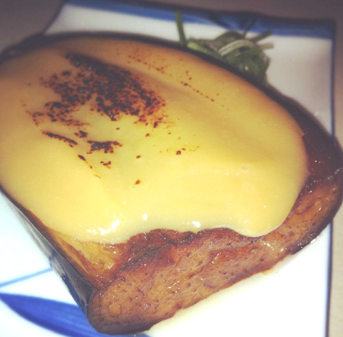 Restaurant yoshi a Paris 16 : le dengaku, un gros tronçon d'aubergine grillée couronné d'une sauce miso 