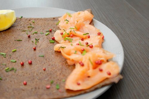 galette de sarrasin à la saucisse, des crêpes au saumon