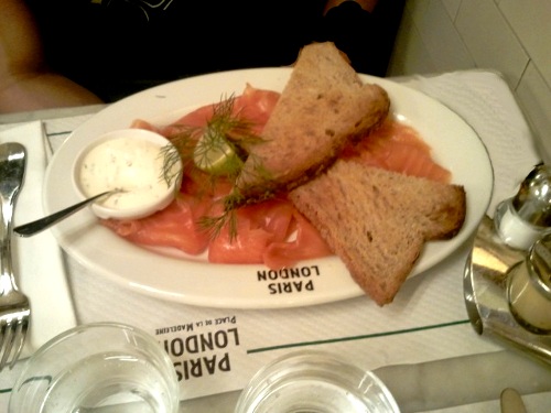 Restaurant Paris London, la belle assiette de saumon fumé
