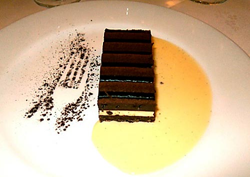 Noces de Jeannette, le croustillant au chocolat amer servi escorté d'une crème anglaise bien vanillée