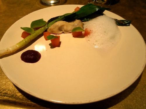 Le Roseval, l'entrée avec huître et une purée de betterave