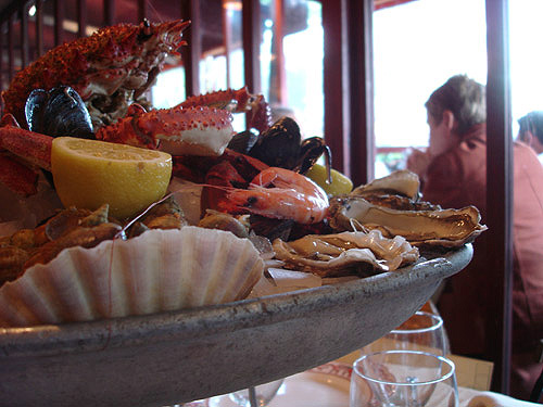 Bar à Huîtres place des Vosges, de beaux plateaux de fruits de mer.