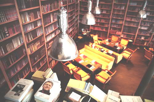 Photo restaurant Paris Bon, un resto chic et mode  - la salle bibliothèque, avec de vrais livres 