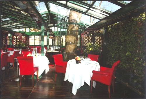 Restaurant La Closerie des Lilas à paris 6e - la terrasse couverte au charme bucolique