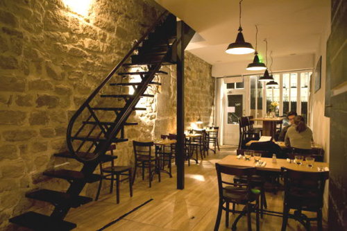 Photo restaurant Paris le Glou au Marais - l'escalier qui conduit à la salle en étage de ce bistro pas cher 