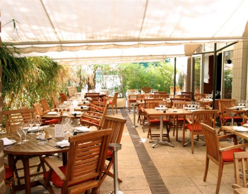 Restaurant La Cagouille à Paris 14e - la belle et vaste terrasse qui borde la façade de ce resto marin 