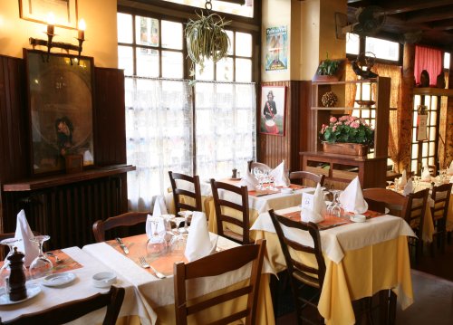 Restaurant le Relais Beaujolais à Paris 9e  - la salle à manger rustique de ce resto lyonnais proche des grands boulevards 