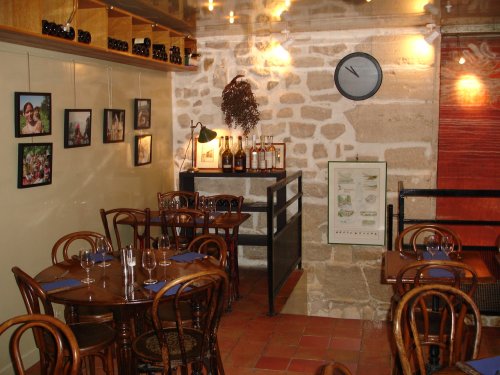 Restaurant le Rouge Gorge à Paris 4e - un resto bar à vains chaleureux avec un joli cadre rustique 