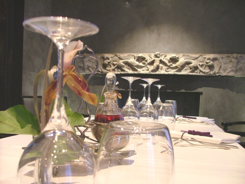 Restaurant Il Settimo à Paris 7e - Vue sur la superbe cheminée du salon particulier 