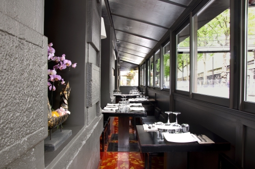 Restaurant aux trois nagas à Paris 16e - la terrasse couverte avec vue sur la Tour Eiffel Restaurant aux trois nagas à Paris 16e - la terrasse couverte avec vue sur la Tour Eiffel